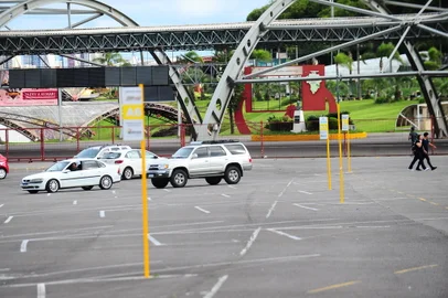CAXIAS DO SUL, RS, BRASIL, 05/12/2023. Os próximos dias serão de movimento intenso no Parque de Eventos Mário Bernadino Ramos, os Pavilhões da Festa da Uva. Boa parte dos mais de 359 mil metros quadrados do local estarão ocupados pelo público em três grandes atrações, que ocorrem de forma simultânea no estacionamento, no espaço multicultural e na cancha de rodeio. Na foto, vista geral do estacionamento dos pavilhões. (Porthus Junior/Agência RBS)<!-- NICAID(15617458) -->
