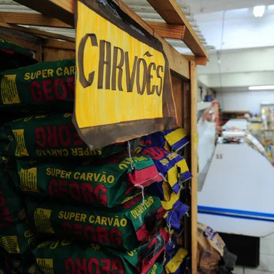 CAXIAS DO SUL, RS, BRASIL, 29/12/2022. A reportagem foi acompanhar como está o preço do carvão, em Caxias do Sul. (Bruno Todeschini/Agência RBS)Indexador: BTK<!-- NICAID(15307724) -->