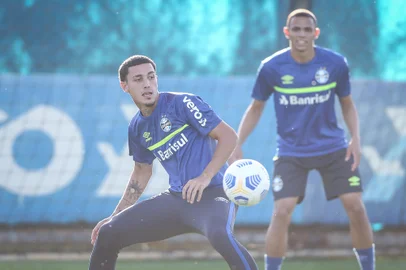 Treino Gremio RS - FUTEBOL/TREINO GREMIO  - ESPORTES - Jogadores do Gremio realizam treino durante a tarde desta terca-feira, na preparaÃ§Ã£o para a Copa do Brasil 2021. FOTO: LUCAS UEBEL/GREMIO FBPAEditoria: SPOIndexador: Lucas UebelSecao: futebolFonte: Gremio.netFotógrafo: Treino Gremio <!-- NICAID(14798500) -->