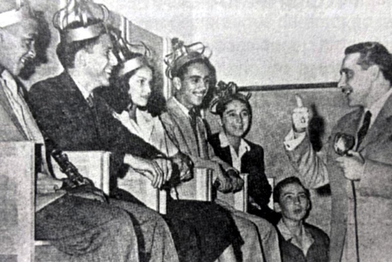 Piratini e os candidatos coroados da Hora do Bicho, Rádio Difusora, em 1944. <!-- NICAID(15401021) -->