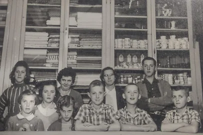 Pinhal Alto, em Nova Petrópolis. Armazém da família Hennemann.Isabela Lucila Schmidt Hennemann com filhos e sobrinhos.<!-- NICAID(15497344) -->