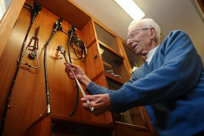 CAXIAS DO SUL, RS, BRASIL, 08/05/2023. A reportagem conversou com o médico gastroenterologista Milton Sérgio Bertelli, de 89 anos, para conhecer sua história como um dos especialistas dessa área no estado. No consultório do seu filho, ele mantém diversos equipamentos antigos utilizados nos procedimentos. Também foi homenageado com o nome do centro de endoscopia do Hospital Virvi Ramos, inaugurado nese ano. (Bruno Todeschini/Agência RBS)Indexador: BTK<!-- NICAID(15422739) -->