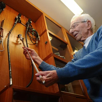 CAXIAS DO SUL, RS, BRASIL, 08/05/2023. A reportagem conversou com o médico gastroenterologista Milton Sérgio Bertelli, de 89 anos, para conhecer sua história como um dos especialistas dessa área no estado. No consultório do seu filho, ele mantém diversos equipamentos antigos utilizados nos procedimentos. Também foi homenageado com o nome do centro de endoscopia do Hospital Virvi Ramos, inaugurado nese ano. (Bruno Todeschini/Agência RBS)Indexador: BTK<!-- NICAID(15422739) -->