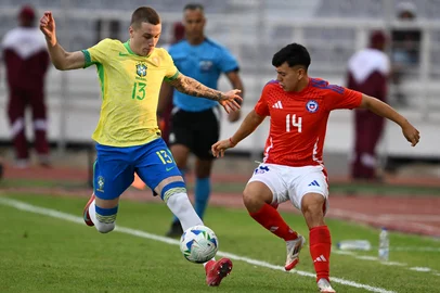 Brazil's defender #13 Igor Serrote and Chile's midfielder #14 Ignacio Vasquez fight for the ball during the 2025 South American U-20 football championship final round match between Brazil and Chile at the José Antonio Anzoátegui stadium in Puerto La Cruz, Anzoategui state, Venezuela on February 16, 2025. (Photo by Juan BARRETO / AFP)<!-- NICAID(15977547) -->