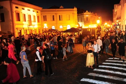 CAXIAS DO SUL, RS, BRASIL, 24/03/2023. Evento de época Garibaldi Vintage. Com a ambientação da própria Rua Buarque de Macedo, que resgata a história dos tradicionais comércios da cidade, é possível voltar no tempo também com a programação que inclui carros antigos e com os participantes que usam roupas de época. (Porthus Junior/Agência RBS)<!-- NICAID(15385312) -->