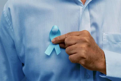Blue november - man holding blue ribbonFonte: 460906786<!-- NICAID(14931880) -->