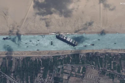 This satellite imagery released by Maxar Technologies shows an overview of the MV Ever Given container ship and tugboats in the Suez Canal on March 29, 2021. - The MV Ever Given was refloated and the Suez Canal reopened on March 29, 2021, sparking relief almost a week after the huge container ship got stuck during a sandstorm and blocked a major artery for global trade. AFP correspondents observed tugboat crews sounding their foghorns in celebration after the Ever Given, a cargo megaship the length of four football fields, was dislodged from the banks of the Suez. (Photo by - / Satellite image ©2021 Maxar Technologies / AFP) / RESTRICTED TO EDITORIAL USE - MANDATORY CREDIT "AFP PHOTO / Satellite image ©2021 Maxar Technologies" - NO MARKETING - NO ADVERTISING CAMPAIGNS - DISTRIBUTED AS A SERVICE TO CLIENTSEditoria: DISLocal: SuezIndexador: -Secao: transport accidentFonte: Satellite image ©2021 Maxar TechFotógrafo: Handout<!-- NICAID(14745590) -->