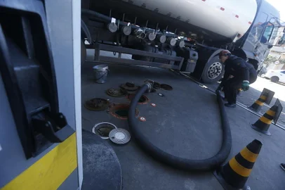 PORTO ALEGRE, RS, BRASIL, 20/06/2022- Preço dos combustíveis: óleo diesel fica mais caro que a gasolina. Posto na Bento Gonçalves 1960. Foto: Lauro Alves  / Agencia RBS<!-- NICAID(15127922) -->