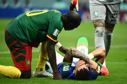 Brazil's defender #16 Alex Telles (C) reacts after picking up an injury during the Qatar 2022 World Cup Group G football match between Cameroon and Brazil at the Lusail Stadium in Lusail, north of Doha on December 2, 2022. (Photo by Jewel SAMAD / AFP)Editoria: SPOLocal: DohaIndexador: JEWEL SAMADSecao: soccerFonte: AFPFotógrafo: STF<!-- NICAID(15284505) -->