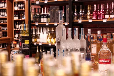 URUGUAIANA, RS, 06-08-2025: Cidades das regiões de fronteira com o Uruguai e Argentina apostam no turismo de compras em free shops nacionais e dos países vizinhos. Uruguaiana é conhecida como capital nacional dos free shopps por possuri diversas lojas da categorica no lado do Brasil e que permite a compra por clientes brasileiros. Foto: Jonathan Heckler/Agência RBS<!-- NICAID(16098892) -->