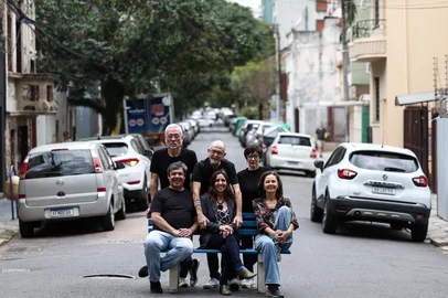 PORTO ALERGRE, RS, BRASIL, 02-09-2025: Reside Alegre é um projeto integrante do 32º Porto Alegre em Cena. A açao terá apresentações que serão realizadas gratuitamente em setembro e ocorrerão a céu aberto entre as ruas General Cipriano Ferreira e Demétrio Ribeiro, no Centro Histórico da Capital. Na imagem o ELENCO PRINCIPAL, organização. Em pé o produtor Wesley Kawaai e os curadores Celso Curi e Monina Bonelli. Sentados, o embaixador da região Duda Custódio, a produtora Sandra Possani e a curadora Paula de Renor. Fotos: Duda Fortes/Agencia RBS<!-- NICAID(16116787) -->
