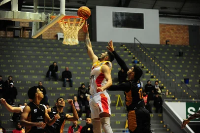 CAXIAS DO SUL, RS, BRASIL, 16/06/2023. Caxias do Sul Basquete/Recreio da Juventude x Cetaf-Vila Velha, jogo válido pela primeira rodada da Liga de Desenvolvimento de Basquete 2023 (LDB) e realizado no Ginásio do Sesi. (Porthus Junior/Agência RBS)<!-- NICAID(15458937) -->