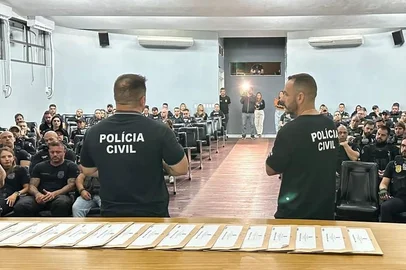 A Polícia Civil realizou, nesta quarta-feira (02.04.2025), a Operação Queda Livre contra suspeitos de torturar e matar um jovem de 21 anos em Porto Alegre.<!-- NICAID(16008276) -->