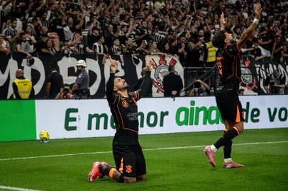 RODILEI MORAIS / ESTADÃO CONTEÚDO CORINTHIANS X CRUZEIROSP - CORINTHIANS/CRUZEIRO - ESPORTES - Matheus Bidu comemora gol durante a partida entre Corinthians e Cruzeiro, jogo de volta das semifinais da Copa do Brasil realizado na noite deste domingo (14) na Neo Química Arena em São Paulo, SP. 14/12/2025 - Foto: RODILEI MORAIS/FOTOARENA/FOTOARENA/ESTADÃO CONTEÚDOEditoria: ESPORTESLocal: SÃO PAULOIndexador: RODILEI MORAISFonte: 2858986Fotógrafo: FOTOARENA<!-- NICAID(16186620) -->