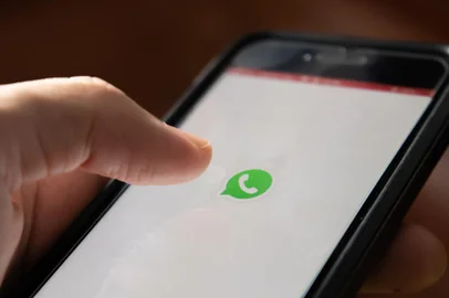 Kharkov, Ukraine - August 23, 2021: Whatsapp app logo on mobile phone screen. Woman using Whatsapp applicationFonte: 375297253<!-- NICAID(15140080) -->