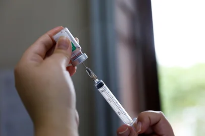 PORTO ALEGRE, RS, BRASIL, 06.05.2023: O Dia D de vacinação contra a gripe (Influenza) que ocorre neste sábado (06). A imunização será oferecida em 115 locais. A meta é atingir 90% de cada grupo prioritário até o fim da campanha, previsto para 31 de maio. Foto: Camila Hermes/Agencia RBS<!-- NICAID(15421948) -->
