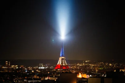 Dimitar DILKOFF / AFP This photograph shows the Eiffel Tower illuminated in the colours of the French national flag to commemorate the 10th Anniversary of the 2015 Paris terror attacks, in Paris, on November 12, 2025. France marks a decade since suffering its worst attack on Paris since World War II, when Jihadist gunmen and suicide bombers staged a series of coordinated attacks in and around Paris on the night of November 13, 2015, killing 130 people, with the Islamic State group claiming responsibility. (Photo by Dimitar DILKOFF / AFP)Editoria: WARLocal: ParisIndexador: DIMITAR DILKOFFSecao: act of terrorFonte: AFPFotógrafo: STF<!-- NICAID(16167658) -->