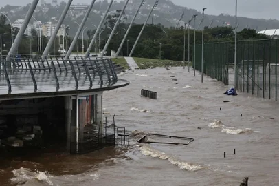 PORTO ALEGRE, RS, BRASIL - 2024.05.24 - Fortes ventos provocam ondas na orla do Guaíba. (Foto: Renan Mattos/ Agência RBS)<!-- NICAID(15772822) -->