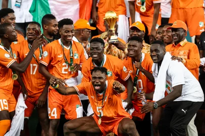 President of Ivory Coast Alassane Ouattara (C) lifts the Africa Cup of Nations trophy on the podium after Ivory Coast won the Africa Cup of Nations (CAN) 2024 final football match between Ivory Coast and Nigeria at Alassane Ouattara Olympic Stadium in Ebimpe, Abidjan on February 11, 2024. (Photo by FRANCK FIFE / AFP)Editoria: SPOLocal: AbidjanIndexador: FRANCK FIFESecao: soccerFonte: AFPFotógrafo: STF<!-- NICAID(15676287) -->
