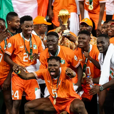 President of Ivory Coast Alassane Ouattara (C) lifts the Africa Cup of Nations trophy on the podium after Ivory Coast won the Africa Cup of Nations (CAN) 2024 final football match between Ivory Coast and Nigeria at Alassane Ouattara Olympic Stadium in Ebimpe, Abidjan on February 11, 2024. (Photo by FRANCK FIFE / AFP)Editoria: SPOLocal: AbidjanIndexador: FRANCK FIFESecao: soccerFonte: AFPFotógrafo: STF<!-- NICAID(15676287) -->