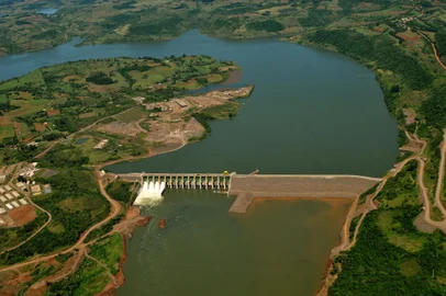 Instalada no Rio Uruguai, entre os municípios de Águas de Chapecó (SC) e Alpestre (RS), a usina hidrelétrica Foz do Chapecó coloca em operação comercial a primeira unidade geradora, de 214 MW, nesta quinta-feira, dia 14 de outubro de 2010. A Companhia Estadual de Geração e Transmissão de Energia Elétrica (CEEE-GT) integra o consórcio com 9% do empreendimento. Ao todo, são quatro unidades geradoras e uma potência instalada de 855 MW, o que corresponde a 25% de todo o consumo catarinense de energia ou a 18% do consumo gaúcho. Ao todo, o empreendimento recebeu R$ 2,64 bilhões em investimentos. A detentora da concessão da usina é a Foz do Chapecó Energia S.A., formada pelas empresas CPFL (51%), Eletrobras Furnas (40%) e Companhia Estadual de Geração e Transmissão de Energia Elétrica (9%).<!-- NICAID(5767754) -->