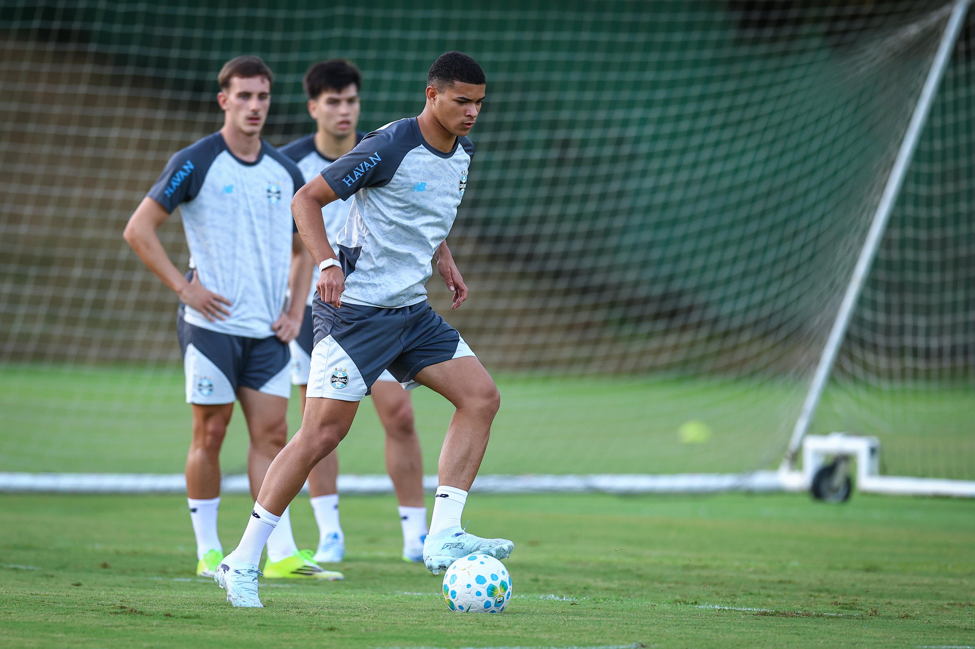 Luis Eduardo projeta retorno após a Copa e celebra sequência no Grêmio