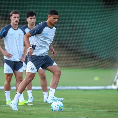 RS - FUTEBOL/TREINO GREMIO 2026/ ESPORTES - Jogadores do Gremio realizam treino durante a manha desta terca-feira, no EstÃ¡dio do Barradao, na preparaÃ§Ã£o para a partida contra o Bahia, partida valida pelo Campeonato Brasileiro 2026. FOTO: LUCAS UEBEL/GREMIO FBPA<!-- NICAID(16286490) -->