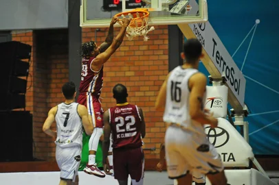 CAXIAS DO SUL, RS, BRASIL, 25/03/2024. Caxias do Sul Basquete x Fortaleza Basquete Cearense, jogo válido pela 36ª rodada do Novo Basquete Brasil - NBB 2023/2024 - realizado no ginásio do Sesi. (Porthus Junior/Agência RBS)Indexador:                                 <!-- NICAID(15715940) -->