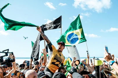 Billabong Pipe Masters 2018Gabriel Medina of Brazil won the world title in Heat 1 of the Semifinals at the Billabong Pipe Masters at Pipeline, Oahu, Hawaii.Editoria: EdiLocal: Banzai Pipeline, OahuIndexador: Ed SloaneSecao: EditorialFonte: www.worldsurfleague.comFotógrafo: Photographer<!-- NICAID(13880585) -->