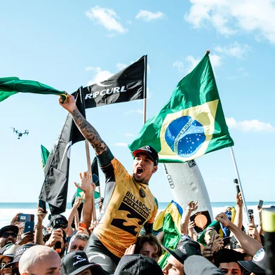 Billabong Pipe Masters 2018Gabriel Medina of Brazil won the world title in Heat 1 of the Semifinals at the Billabong Pipe Masters at Pipeline, Oahu, Hawaii.Editoria: EdiLocal: Banzai Pipeline, OahuIndexador: Ed SloaneSecao: EditorialFonte: www.worldsurfleague.comFotógrafo: Photographer<!-- NICAID(13880585) -->