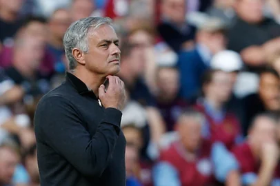 Manchester United's Portuguese manager Jose Mourinho gestures on the touchline during the English Premier League football match between West Ham United and Manchester United at The London Stadium, in east London on September 29, 2018. / AFP PHOTO / Ian KINGTON / RESTRICTED TO EDITORIAL USE. No use with unauthorized audio, video, data, fixture lists, club/league logos or 'live' services. Online in-match use limited to 120 images. An additional 40 images may be used in extra time. No video emulation. Social media in-match use limited to 120 images. An additional 40 images may be used in extra time. No use in betting publications, games or single club/league/player publications. / <!-- NICAID(13763009) -->