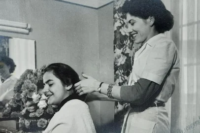 Iracema Lourdes Antunes, cabeleireira em Porto Alegre, em fotografia de 1951, na inauguração do Salão Joana D'Arc.<!-- NICAID(15070888) -->