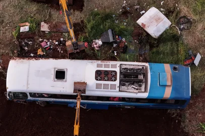 IMIGRANTE, RS, BRASIL - 2025.04.04 - Ônibus com estudantes da UFSM cai em declive e deixa mortos na cidade de Imigrante, no Vale do Taquari. Coletivo, que conduzia grupo de alunos do Colégio Politécnico da universidade, tombou na VRS-481. (Foto: Andre Ávila/ Agência RBS)<!-- NICAID(16010745) -->