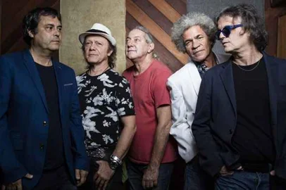 Com mais de quatro décadas de carreira, o grupo vencedor do Grammy Latino 2021 na categoria de melhor álbum de rock ou música alternativa, nos palcos, traz sempre novidades e sucessos que marcaram sua carreira. Com uma perfeita fusão de rock, pop, choro, baião e progressivo, A Cor do Som surpreendeu a música brasileira no final dos anos 70. Era 1977, quando os cinco rapazes surpreenderam o Brasil e, no ano seguinte, supreenderam o mundo, estreando na Suiça, no palco do Festival de Jazz de Montreux. Após quatro décadas o grupo segue unido, com sua formação original - Dadi Carvalho (baixo), Armandinho Macêdo (guitarra e bandolim), Mú Carvalho (piano e teclados), Ary Dias (percussão) e Gustavo Schroeter (baterista), músicos com larga atuação na música brasileira. <!-- NICAID(16144990) -->