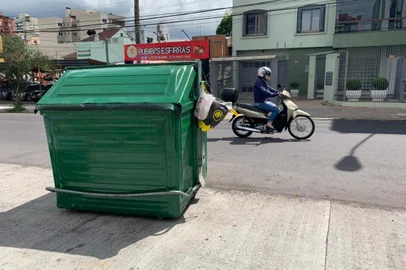 Contêineres amarelos estão em falta nas ruas de Caxias; saiba o motivo<!-- NICAID(14714757) -->