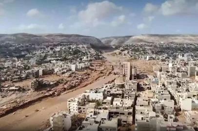 This image grab from footage published on social networks by Libyan al-Masar television channel on September 13 shows an aerial view of a extensive damage in the wake of floods after the Mediterranean storm "Daniel" hit Libya's eastern city of Derna. Libya on September 13 was counting its dead with 2,300 people confirmed killed when enormous flash floods unleashed by the storm hit Derna, where the Red Cross warned that 10,000 are missing. Disaster relief missions gathered pace with Turkey, Egypt and the UAE among the first countries to send aid, as the UN announced $10 million in support for survivors, including 30,000 people left homeless. (Photo by Al-Masar TV / AFP) / === RESTRICTED TO EDITORIAL USE - MANDATORY CREDIT "AFP PHOTO / HO / AL-MASAR TV" - NO MARKETING NO ADVERTISING CAMPAIGNS - DISTRIBUTED AS A SERVICE TO CLIENTS ===Editoria: DISLocal: DarnahIndexador: -Secao: warningFonte: Al-Masar TVFotógrafo: Handout<!-- NICAID(15539036) -->