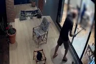 Após impasse envolvendo construção de cerca, homem invade casa e ataca vizinho com facão no Vale do Sinos; veja vídeo<!-- NICAID(16183717) -->