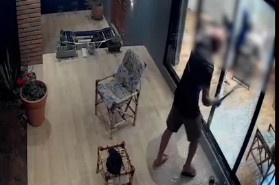 Câmeras de vigilância / Reprodução Após impasse envolvendo construção de cerca, homem invade casa e ataca vizinho com facão no Vale do Sinos; veja vídeo<!-- NICAID(16183717) -->