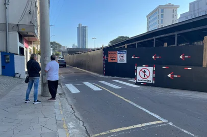 Trecho de rua interditado há mais de um mês prejudica fluxo de ambulâncias em Passo Fundo<!-- NICAID(16077216) -->