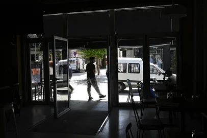 Local residents stand outside a closed bar during a massive power cut in Vigo, northwestern Spain, on April 28, 2025. A massive power cut a massive power cut affects the whole of the Iberian Peninsula and part of France on April 28, 2025, according to Portuguese electricity network operator REN. (Photo by MIGUEL RIOPA / AFP)Editoria: FINLocal: VigoIndexador: MIGUEL RIOPASecao: energy and resourceFonte: AFPFotógrafo: STR<!-- NICAID(16025592) -->
