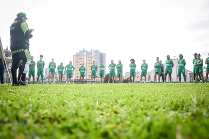 Imagens do último treino das gurias em preparação para o jogo contra o Sport. A partida será amanhã (07), às 15h, no Alfredo Jaconi.<!-- NICAID(16054247) -->