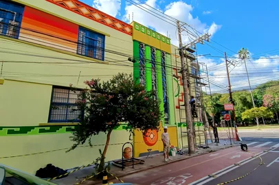 Artista boliviano Freddy Mamani pinta na Fundação Ecarta<!-- NICAID(15999991) -->