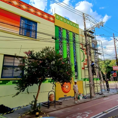 Artista boliviano Freddy Mamani pinta na Fundação Ecarta<!-- NICAID(15999991) -->