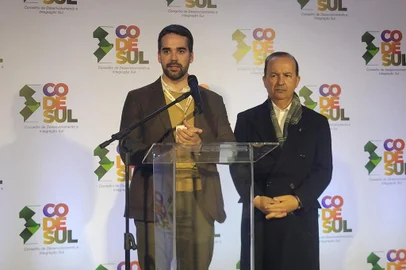 Governador do estado do Rio Grande do Sul, Eduardo Leite, junto do governador do estado de Santa Catarina, Jorginho Mello. - Gabriel Jacobsen/Agencia RBS<!-- NICAID(15458899) -->