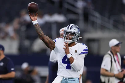 SAM HODDE / GETTY IMAGES NORTH AMERICA via AFP ARLINGTON, TEXAS - AUGUST 16: Dak Prescott #4 of the Dallas Cowboys warms up prior to an NFL Preseason 2025 game against the Baltimore Ravens at AT&T Stadium on August 16, 2025 in Arlington, Texas. Sam Hodde/Getty Images/AFP (Photo by Sam Hodde / GETTY IMAGES NORTH AMERICA / Getty Images via AFP)<!-- NICAID(16104395) -->