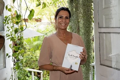Luciana Cazaubon com seu livro<!-- NICAID(16159602) -->