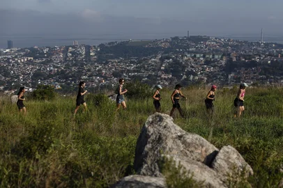 PORTO ALEGRE, RS, BRASIL, 29-03-2026:  Evento para 80 mulheres fazerem trilha juntas e ocupar esse espaço. A "Trilha delas" aconteceu no morro da Apamecor, no bairro Teresópolis, em Porto Alegre. A atividade teve percursos de 5km, 10km e um grupo de caminhada. Fotos: Duda Fortes/Agencia RBS<!-- NICAID(16254556) -->