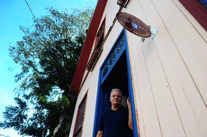 ANTÔNIO PRADO, RS, BRASIL, 15/05/2025. 150 Anos da Imigração Italiana - Antônio Prado, cidade conhecida como a mais italiana do Brasil, 48 casarões na área central formam um patrimônio histórico tombado por conta do seu conjunto arquitetônico e urbanístico. Uma destas casas pertence a Carlos Rotta, filho de imigrantes italianos, que transformou o espaço em uma hospedaria e também num comércio de licores e graspas. (Porthus Junior/Agência RBS)<!-- NICAID(16038223) -->