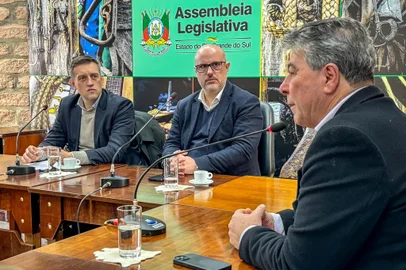 Focada em promover soluções para auxiliar na reconstrução do estado, a Comissão Especial de Desenvolvimento Econômico realizou reunião de trabalho nesta segunda-feira (26) na Casa da Assembleia Legislativa da Expointer. Na liderança dos trabalhos, os deputados Guilherme Pasin e Rodrigo Lorenzoni conduziram o encontro sobre o status da liberação de crédito às empresas gaúchas.<!-- NICAID(15850766) -->