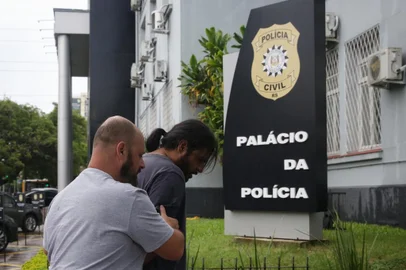 Mateus Bruxel / Agencia RBS Porto Alegre, RS, Brasil, 29-03-2023: Prisão de André Ávila Fonseca, 37 anos, conhecido nas redes sociais como 'Victor Samedi', acusado de feminicídio no bairro Lomba do Pinheiro. Ele foi preso na tarde de hoje e trazido para formalização dos procedimentos na Deam de Porto Alegre. Foto: Mateus Bruxel / Agência RBSIndexador: Andre Avila<!-- NICAID(15388550) -->